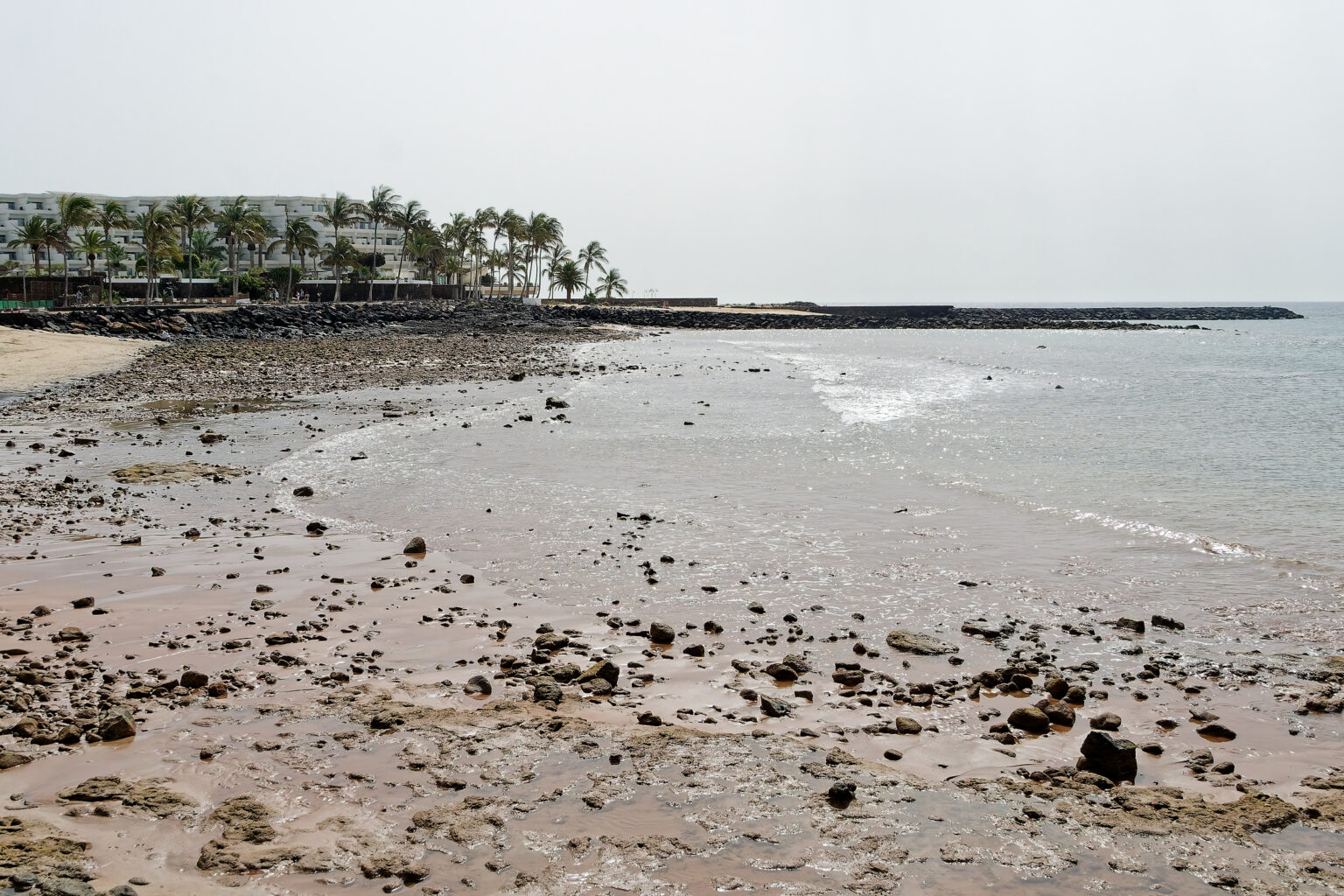 Strand mit Meer zur Mittagszeit auf den Kanarischen Inseln